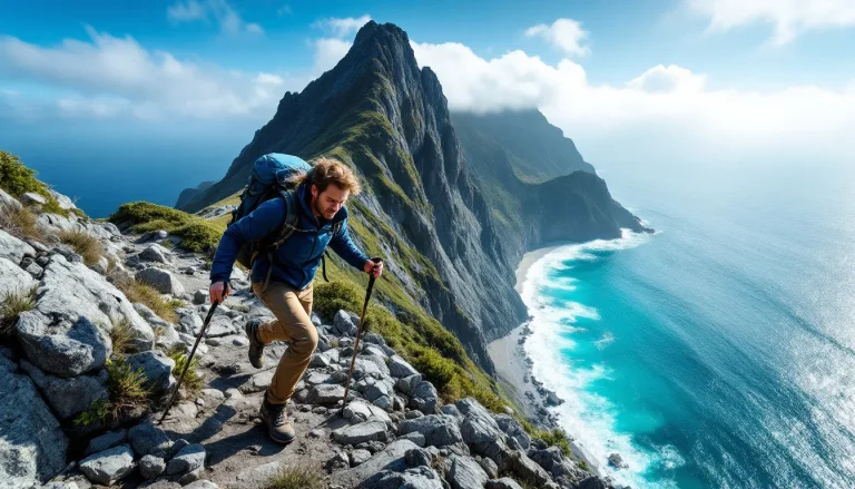 Des grimpeurs s'efforcent d'atteindre le sommet d'une roche escarpée.
