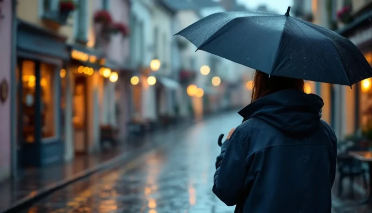 Exploration d'une côte par temps de pluie, avec des vagues s'écrasant sur des rochers humides.