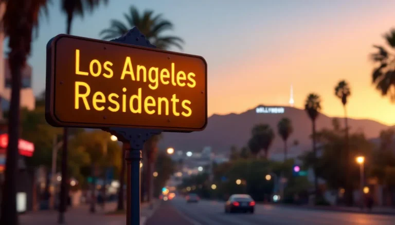 Résidents de Los Angeles profitant du crépuscule avec des silhouettes se découpant contre un ciel coloré.
