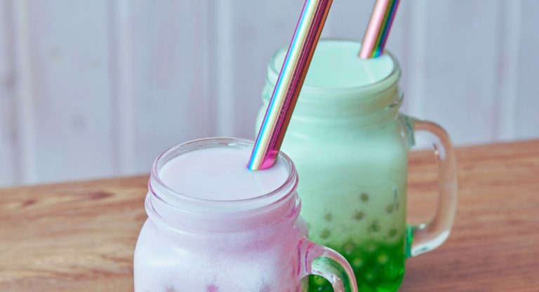 bubble tea coloré dans des mason jars avec pailles arc-en-ciel