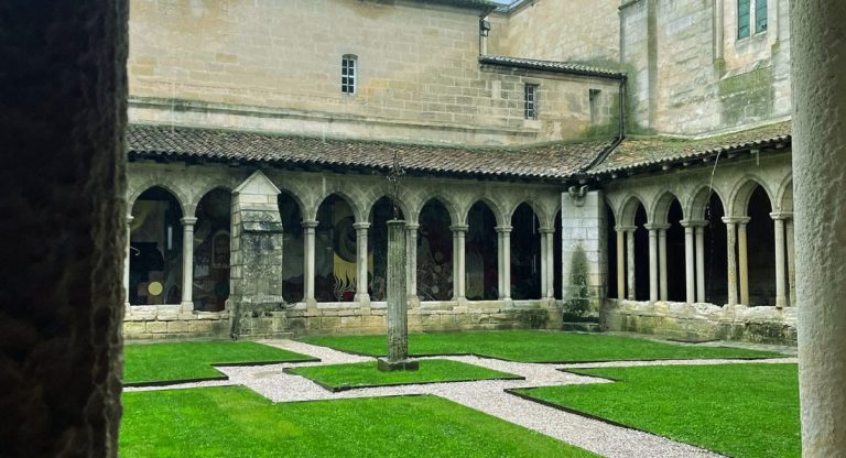 Cour intérieure d'un cloître historique français avec arcades gothiques