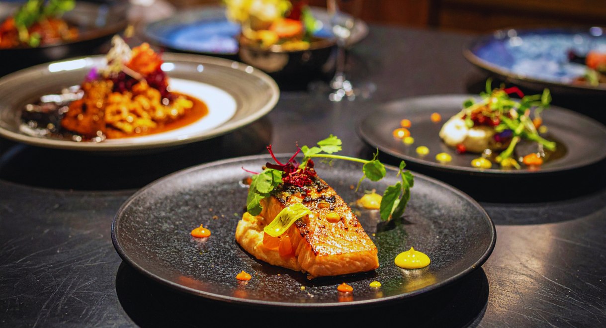 Assiettes gastronomiques élégantes avec salmon et garnitures dans un restaurant