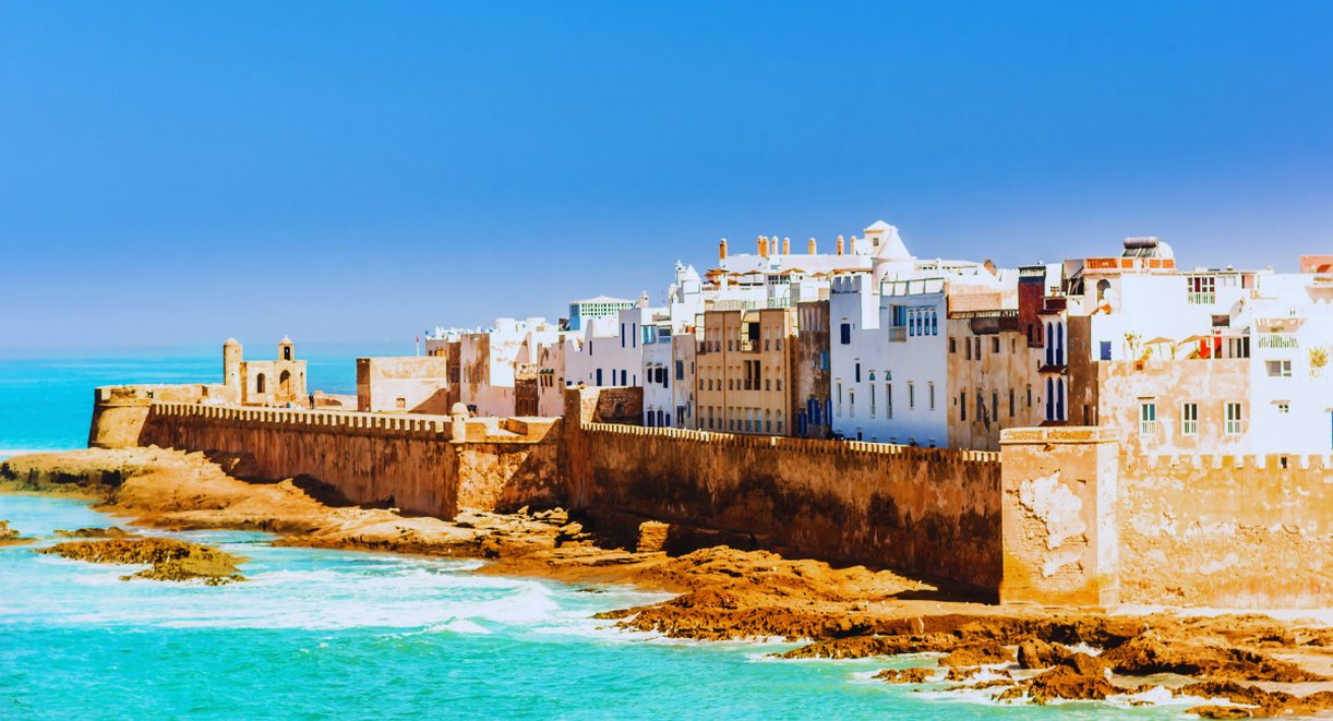 Vue panoramique du village côtier marocain d'Essaouira avec ses remparts dorés et la mer turquoise